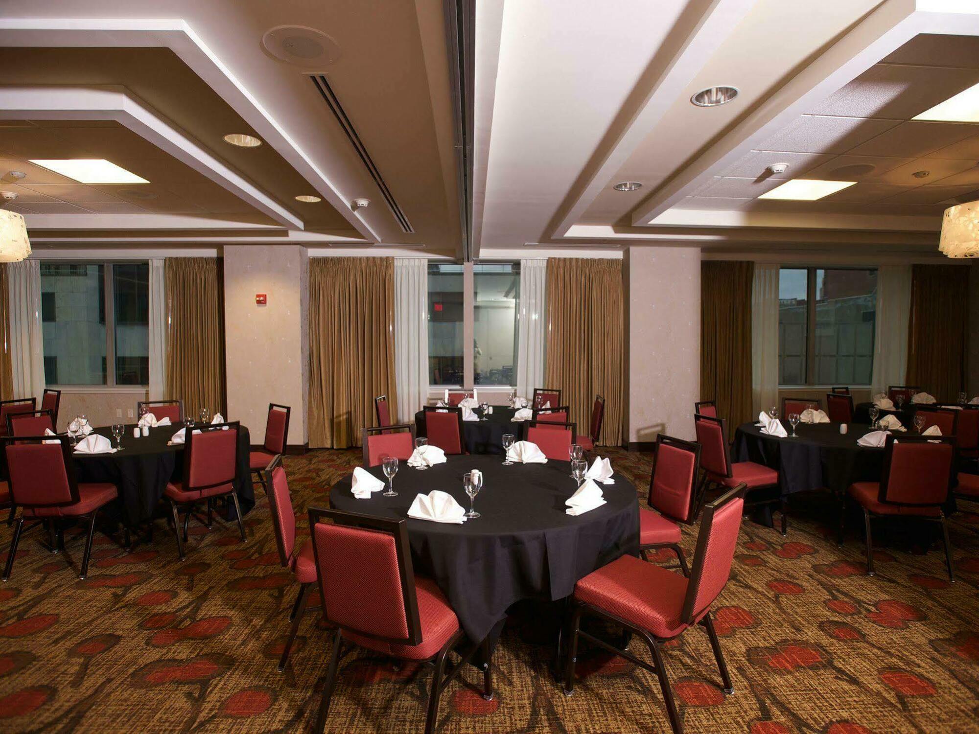 The Hilton Garden Inn Buffalo-Downtown Екстериор снимка